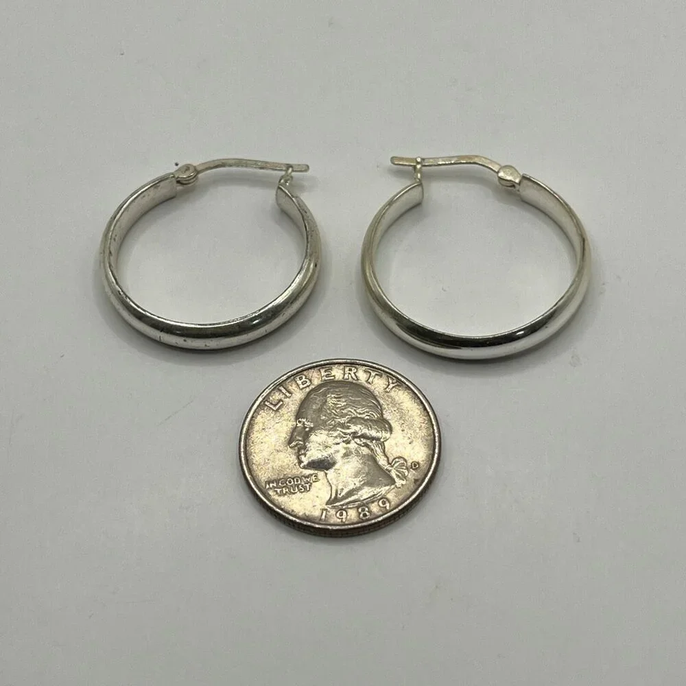 Pierced Hoop Earrings Shiny Silver Tone‎ 1 inch Saddleback Hinged Closure